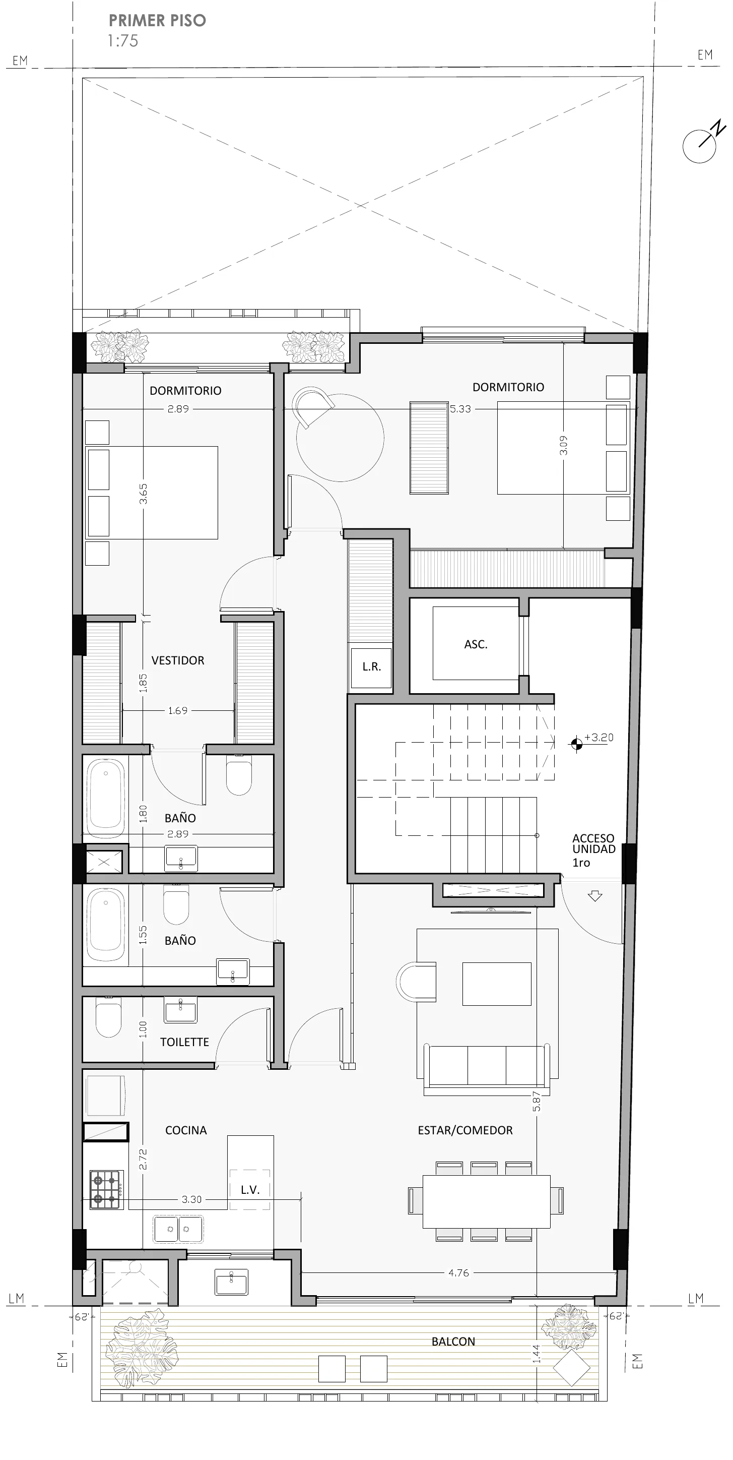Plano del primer piso con estar comedor, cocina, dos dormitorios, vestidor, dos baños, toilette y balcón